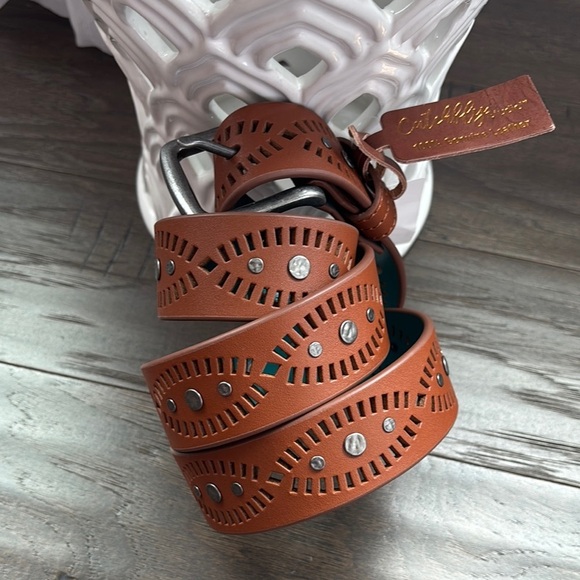 Catchfly Genuine Leather,hammered stud,laser cutout,removable pewter tone buckle - Picture 2 of 11